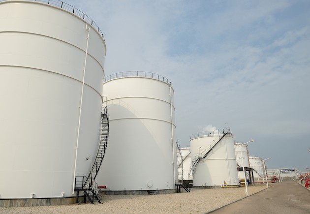 big-industrial-oil-tanks
